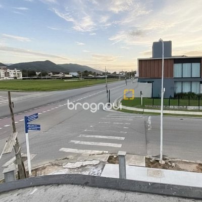 Casa com 188m², 4 quartos (sendo 2 suítes), 3 garagens, no bairro Campeche em Florianópolis