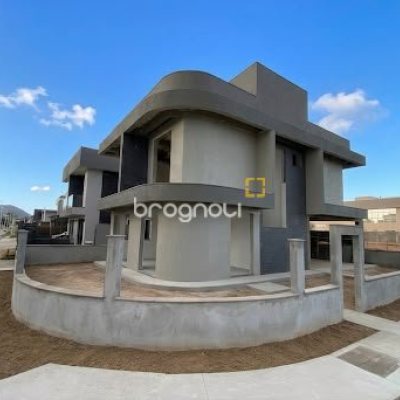 Casa com 188m², 4 quartos (sendo 2 suítes), 3 garagens, no bairro Campeche em Florianópolis