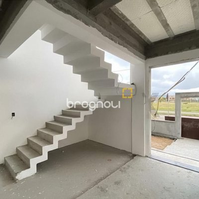 Casa com 188m², 4 quartos (sendo 2 suítes), 3 garagens, no bairro Campeche em Florianópolis