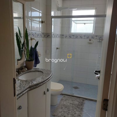 Apartamento com 114m², 3 quartos (sendo 1 suíte), 2 garagens, no bairro Canto em Florianópolis