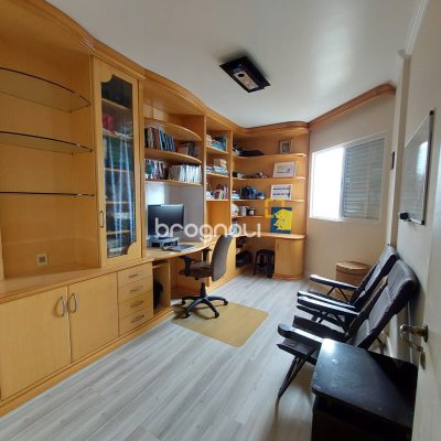 Apartamento com 114m², 3 quartos (sendo 1 suíte), 2 garagens, no bairro Canto em Florianópolis