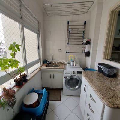Apartamento com 114m², 3 quartos (sendo 1 suíte), 2 garagens, no bairro Canto em Florianópolis