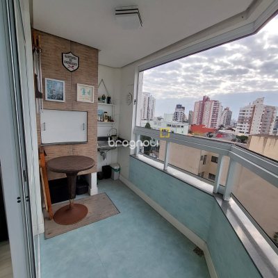 Apartamento com 114m², 3 quartos (sendo 1 suíte), 2 garagens, no bairro Canto em Florianópolis