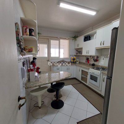 Apartamento com 114m², 3 quartos (sendo 1 suíte), 2 garagens, no bairro Canto em Florianópolis