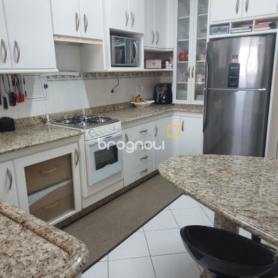Apartamento com 114m², 3 quartos (sendo 1 suíte), 2 garagens, no bairro Canto em Florianópolis
