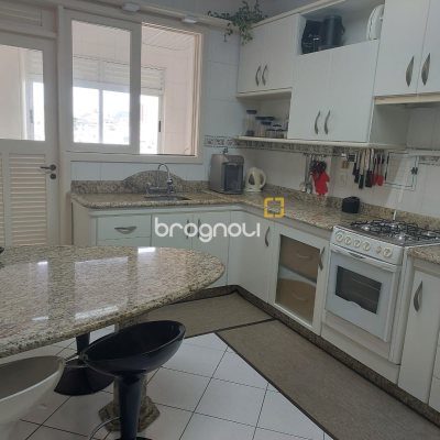 Apartamento com 114m², 3 quartos (sendo 1 suíte), 2 garagens, no bairro Canto em Florianópolis
