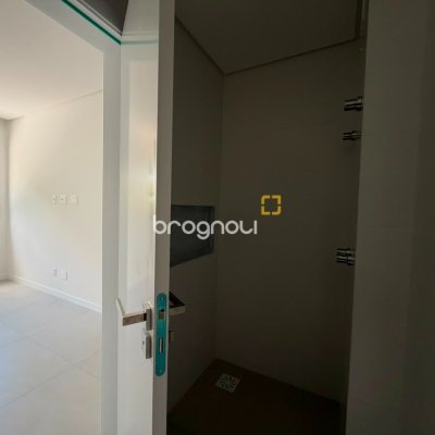 Apartamento com 59m², 2 quartos (sendo 1 suíte), 1 garagem, no bairro Coqueiros em Florianópolis