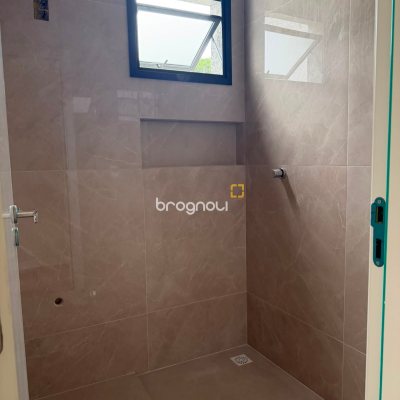 Casa com 105m², 2 quartos (sendo 2 suítes), 2 garagens, no bairro Canasvieiras em Florianópolis