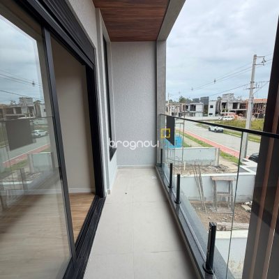 Casa com 105m², 2 quartos (sendo 2 suítes), 2 garagens, no bairro Canasvieiras em Florianópolis