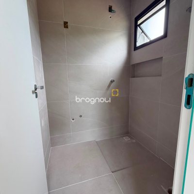 Casa com 105m², 2 quartos (sendo 2 suítes), 2 garagens, no bairro Canasvieiras em Florianópolis
