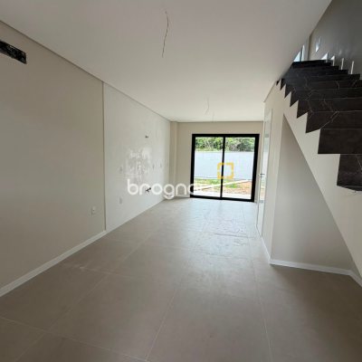 Casa com 105m², 2 quartos (sendo 2 suítes), 2 garagens, no bairro Canasvieiras em Florianópolis