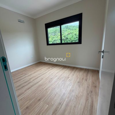 Casa com 105m², 2 quartos (sendo 2 suítes), 2 garagens, no bairro Canasvieiras em Florianópolis