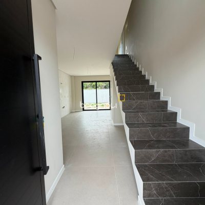 Casa com 105m², 2 quartos (sendo 2 suítes), 2 garagens, no bairro Canasvieiras em Florianópolis