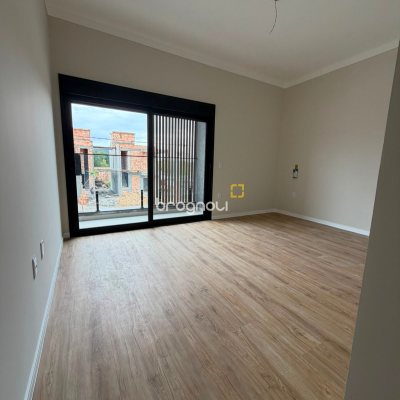 Casa com 105m², 2 quartos (sendo 2 suítes), 2 garagens, no bairro Canasvieiras em Florianópolis
