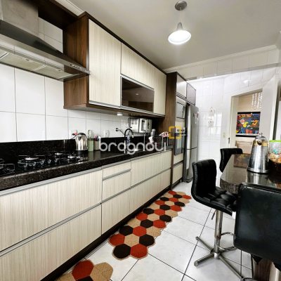 Apartamento com 108m², 3 quartos (sendo 1 suíte), 1 garagem, no bairro Kobrasol em São José