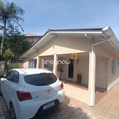Casa com 141m², 4 quartos, 6 garagens, no bairro Tapera da Base em Florianópolis
