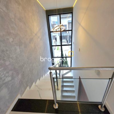Casa de Condomínio com 184m², 3 quartos (sendo 2 suítes), 2 garagens, no bairro Beira Rio em Biguaçu