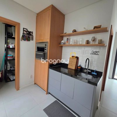 Casa de Condomínio com 184m², 3 quartos (sendo 2 suítes), 2 garagens, no bairro Beira Rio em Biguaçu