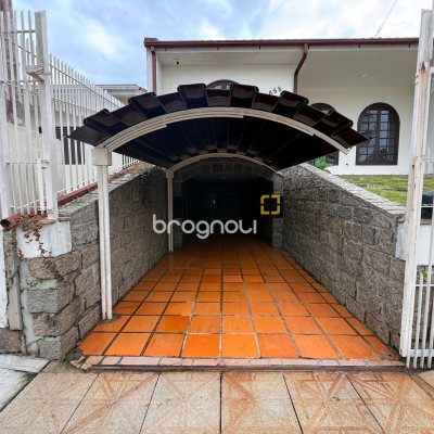Casa com 120m², 3 quartos (sendo 1 suíte), 2 garagens, no bairro Barreiros em São José