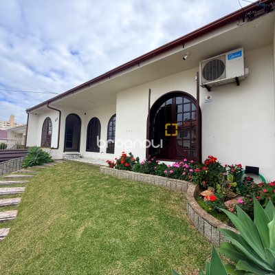 Casa com 120m², 3 quartos (sendo 1 suíte), 2 garagens, no bairro Barreiros em São José