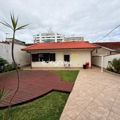 Casa com 120m², 3 quartos (sendo 1 suíte), 2 garagens, no bairro Barreiros em São José