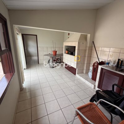 Casa com 120m², 3 quartos (sendo 1 suíte), 2 garagens, no bairro Barreiros em São José