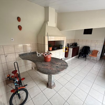 Casa com 120m², 3 quartos (sendo 1 suíte), 2 garagens, no bairro Barreiros em São José