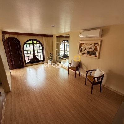 Casa com 120m², 3 quartos (sendo 1 suíte), 2 garagens, no bairro Barreiros em São José