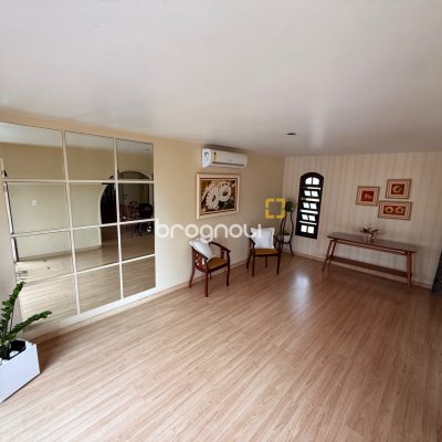 Casa com 120m², 3 quartos (sendo 1 suíte), 2 garagens, no bairro Barreiros em São José