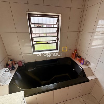 Casa com 120m², 3 quartos (sendo 1 suíte), 2 garagens, no bairro Barreiros em São José