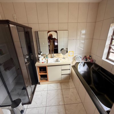 Casa com 120m², 3 quartos (sendo 1 suíte), 2 garagens, no bairro Barreiros em São José