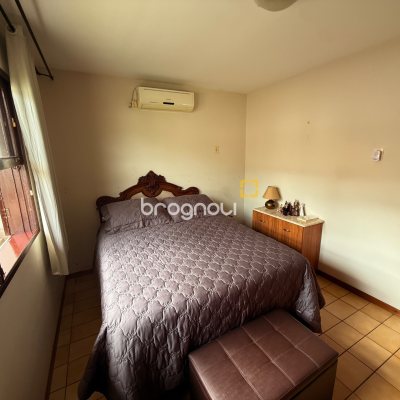 Casa com 120m², 3 quartos (sendo 1 suíte), 2 garagens, no bairro Barreiros em São José