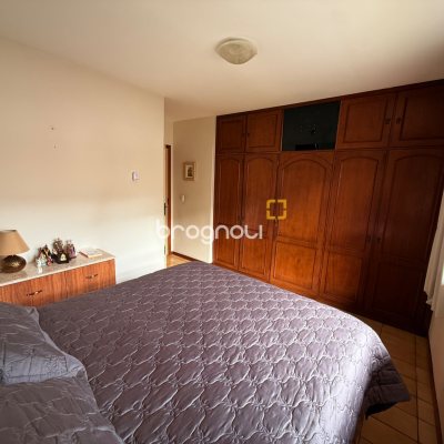 Casa com 120m², 3 quartos (sendo 1 suíte), 2 garagens, no bairro Barreiros em São José