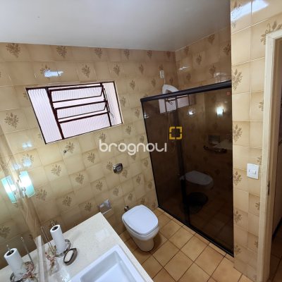 Casa com 120m², 3 quartos (sendo 1 suíte), 2 garagens, no bairro Barreiros em São José