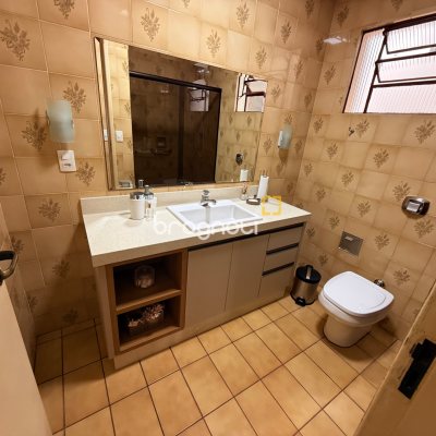 Casa com 120m², 3 quartos (sendo 1 suíte), 2 garagens, no bairro Barreiros em São José