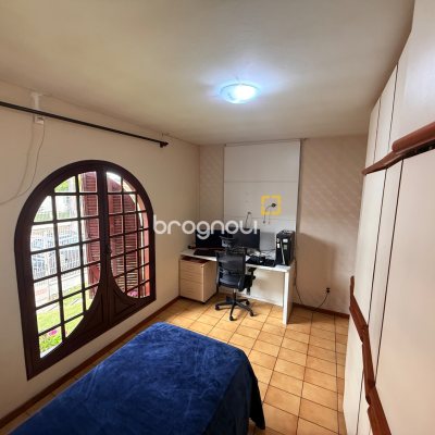 Casa com 120m², 3 quartos (sendo 1 suíte), 2 garagens, no bairro Barreiros em São José