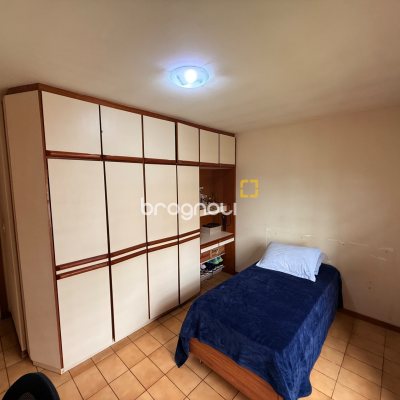 Casa com 120m², 3 quartos (sendo 1 suíte), 2 garagens, no bairro Barreiros em São José