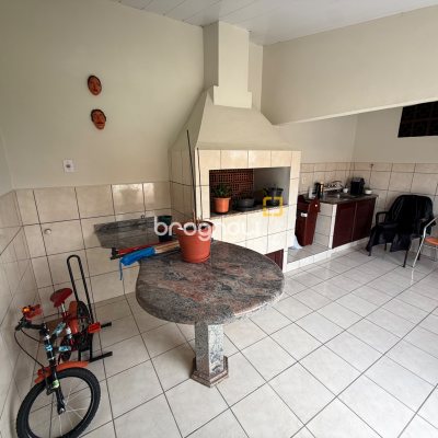 Casa com 120m², 3 quartos (sendo 1 suíte), 2 garagens, no bairro Barreiros em São José