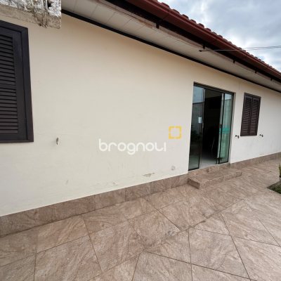 Casa com 120m², 3 quartos (sendo 1 suíte), 2 garagens, no bairro Barreiros em São José