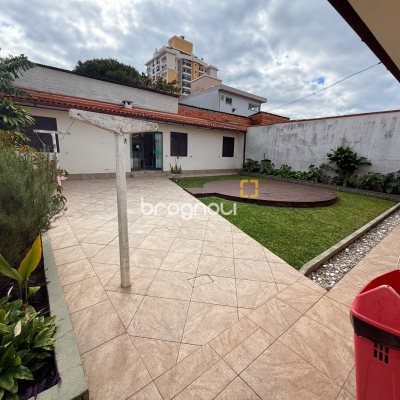 Casa com 120m², 3 quartos (sendo 1 suíte), 2 garagens, no bairro Barreiros em São José