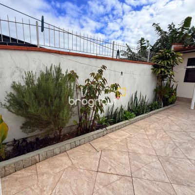 Casa com 120m², 3 quartos (sendo 1 suíte), 2 garagens, no bairro Barreiros em São José