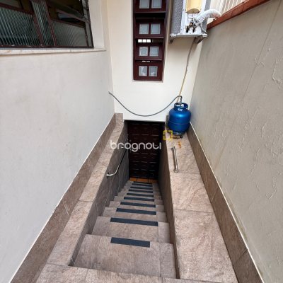 Casa com 120m², 3 quartos (sendo 1 suíte), 2 garagens, no bairro Barreiros em São José