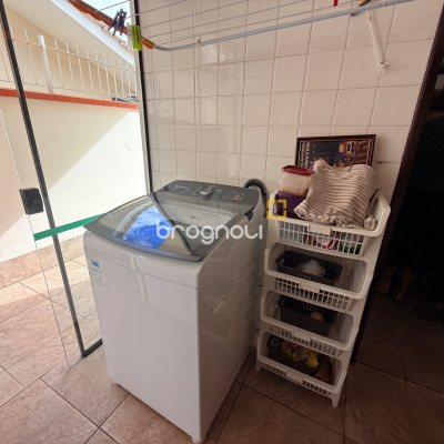 Casa com 120m², 3 quartos (sendo 1 suíte), 2 garagens, no bairro Barreiros em São José