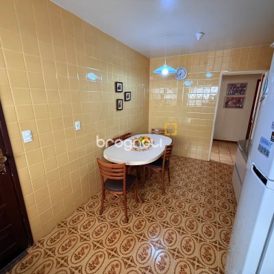 Casa com 120m², 3 quartos (sendo 1 suíte), 2 garagens, no bairro Barreiros em São José