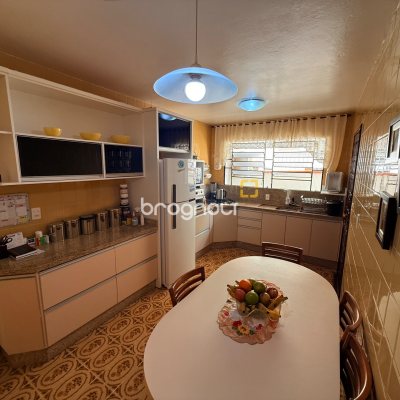 Casa com 120m², 3 quartos (sendo 1 suíte), 2 garagens, no bairro Barreiros em São José
