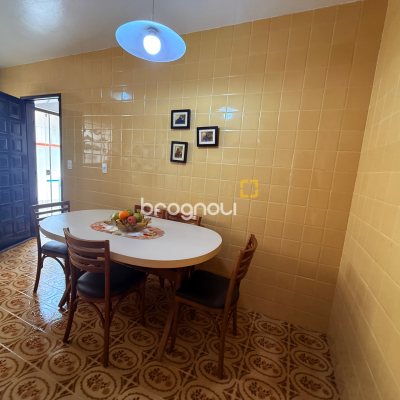 Casa com 120m², 3 quartos (sendo 1 suíte), 2 garagens, no bairro Barreiros em São José