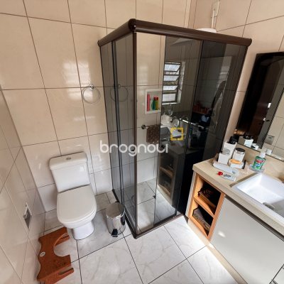 Casa com 120m², 3 quartos (sendo 1 suíte), 2 garagens, no bairro Barreiros em São José