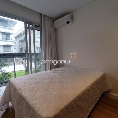 Apartamento com 105m², 3 quartos (sendo 3 suítes), 2 garagens, no bairro Jurerê em Florianópolis