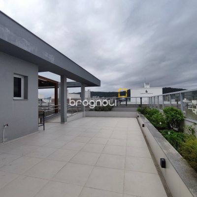 Apartamento com 105m², 3 quartos (sendo 3 suítes), 2 garagens, no bairro Jurerê em Florianópolis
