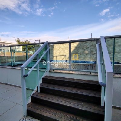 Cobertura com 113m², 3 quartos (sendo 2 suítes), 3 garagens, no bairro Coqueiros em Florianópolis